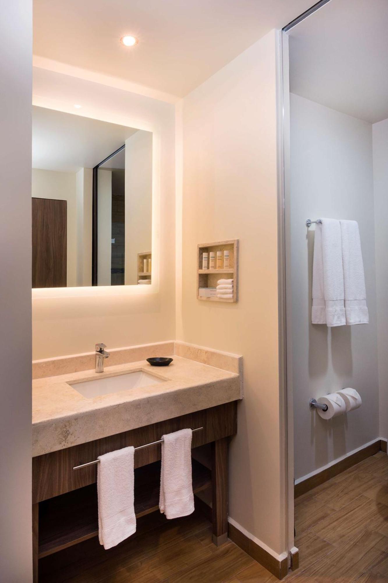 Hampton Inn & Suites By Hilton Salamanca Bajio Exterior foto